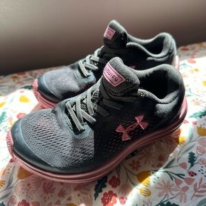 👟🎀Toddler size 11 Under Armor Sneakers🎀👟